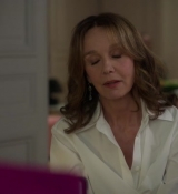 Emily_in_Paris_S02E09_WEBRip_x264-ION10_1625.jpg