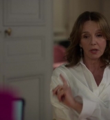 Emily_in_Paris_S02E09_WEBRip_x264-ION10_1636.jpg