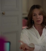 Emily_in_Paris_S02E09_WEBRip_x264-ION10_1637.jpg