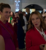 Emily_in_Paris_S02E09_WEBRip_x264-ION10_1959.jpg
