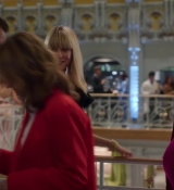 Emily_in_Paris_S02E09_WEBRip_x264-ION10_1962.jpg