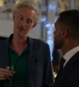 Emily_in_Paris_S02E09_WEBRip_x264-ION10_2222.jpg