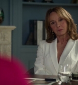 Emily_in_Paris_S02E10_WEBRip_x264-ION10_0222.jpg