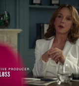 Emily_in_Paris_S02E10_WEBRip_x264-ION10_0237.jpg