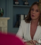 Emily_in_Paris_S02E10_WEBRip_x264-ION10_0242.jpg