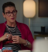 Emily_in_Paris_S02E10_WEBRip_x264-ION10_0254.jpg
