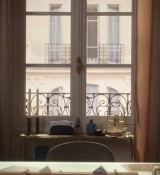 Emily_in_Paris_S02E10_WEBRip_x264-ION10_0326.jpg