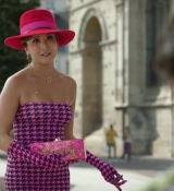 Emily_in_Paris_S02E10_WEBRip_x264-ION10_0366.jpg