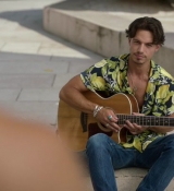 Emily_in_Paris_S02E10_WEBRip_x264-ION10_0367.jpg