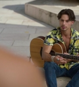 Emily_in_Paris_S02E10_WEBRip_x264-ION10_0384.jpg