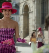 Emily_in_Paris_S02E10_WEBRip_x264-ION10_0390.jpg