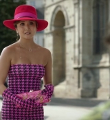 Emily_in_Paris_S02E10_WEBRip_x264-ION10_0395.jpg