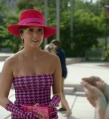 Emily_in_Paris_S02E10_WEBRip_x264-ION10_0434.jpg