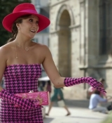Emily_in_Paris_S02E10_WEBRip_x264-ION10_0442.jpg