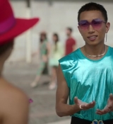 Emily_in_Paris_S02E10_WEBRip_x264-ION10_0443.jpg