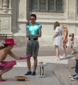 Emily_in_Paris_S02E10_WEBRip_x264-ION10_0450.jpg