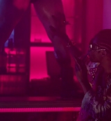 Emily_in_Paris_S02E10_WEBRip_x264-ION10_0539.jpg