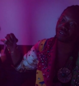 Emily_in_Paris_S02E10_WEBRip_x264-ION10_0590.jpg