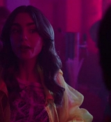 Emily_in_Paris_S02E10_WEBRip_x264-ION10_0595.jpg