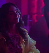 Emily_in_Paris_S02E10_WEBRip_x264-ION10_0614.jpg