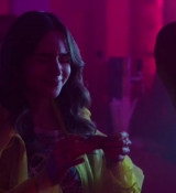 Emily_in_Paris_S02E10_WEBRip_x264-ION10_0618.jpg