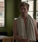 Emily_in_Paris_S02E10_WEBRip_x264-ION10_0733.jpg