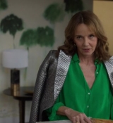 Emily_in_Paris_S02E10_WEBRip_x264-ION10_0741.jpg