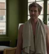 Emily_in_Paris_S02E10_WEBRip_x264-ION10_0748.jpg