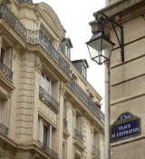 Emily_in_Paris_S02E10_WEBRip_x264-ION10_0752.jpg