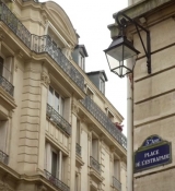 Emily_in_Paris_S02E10_WEBRip_x264-ION10_0753.jpg