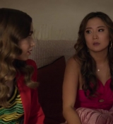 Emily_in_Paris_S02E10_WEBRip_x264-ION10_0803.jpg