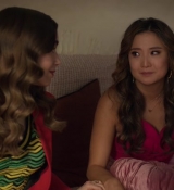 Emily_in_Paris_S02E10_WEBRip_x264-ION10_0828.jpg