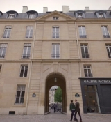 Emily_in_Paris_S02E10_WEBRip_x264-ION10_0839.jpg