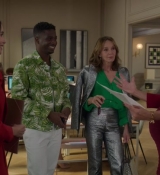 Emily_in_Paris_S02E10_WEBRip_x264-ION10_0860.jpg
