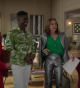 Emily_in_Paris_S02E10_WEBRip_x264-ION10_0861.jpg