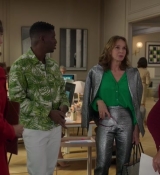Emily_in_Paris_S02E10_WEBRip_x264-ION10_0888.jpg