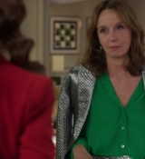 Emily_in_Paris_S02E10_WEBRip_x264-ION10_0910.jpg
