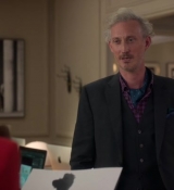 Emily_in_Paris_S02E10_WEBRip_x264-ION10_0922.jpg