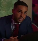 Emily_in_Paris_S02E10_WEBRip_x264-ION10_1057.jpg