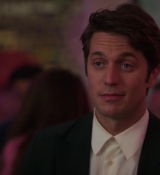 Emily_in_Paris_S02E10_WEBRip_x264-ION10_1078.jpg