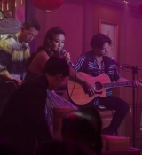Emily_in_Paris_S02E10_WEBRip_x264-ION10_1164.jpg