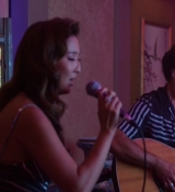 Emily_in_Paris_S02E10_WEBRip_x264-ION10_1177.jpg
