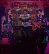 Emily_in_Paris_S02E10_WEBRip_x264-ION10_1222.jpg
