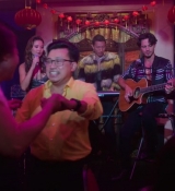 Emily_in_Paris_S02E10_WEBRip_x264-ION10_1312.jpg