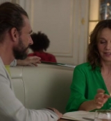 Emily_in_Paris_S02E10_WEBRip_x264-ION10_1432.jpg