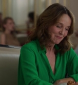 Emily_in_Paris_S02E10_WEBRip_x264-ION10_1467.jpg
