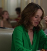 Emily_in_Paris_S02E10_WEBRip_x264-ION10_1469.jpg