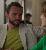 Emily_in_Paris_S02E10_WEBRip_x264-ION10_1477.jpg