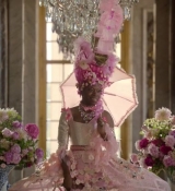 Emily_in_Paris_S02E10_WEBRip_x264-ION10_1557.jpg
