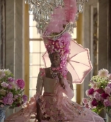 Emily_in_Paris_S02E10_WEBRip_x264-ION10_1570.jpg